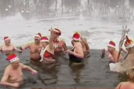 Tiệc giáng sinh dưới làn nước giá lạnh