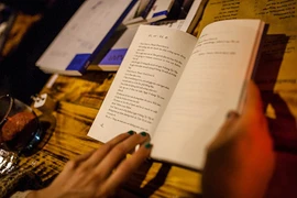 Thi đọc thơ song ngữ