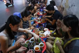 Thiếu nữ ăn quà