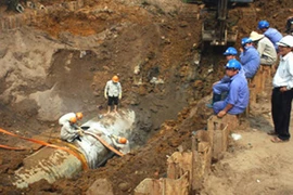 Đã khắc phục xong đường ống nước sông Đà bị nứt trong đêm