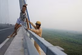 Ôm theo cục bê-tông, nam thanh niên định nhảy cầu Nhật Tân, được CSGT cứu sống