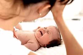 Mẹ khiến con chết ngạt vì không chịu nín khóc