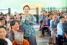 Nghệ sĩ hài Việt Hương cùng chồng đi từ thiện mùa lễ Vu Lan