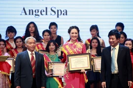 Hoa hậu Đàm Lưu Ly nhận giải thưởng chung tay vì sức khỏe cộng đồng