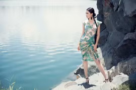 Phan Thị Mơ xinh đẹp thả dáng trước biển