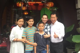 Vua đầu bếp Yan can cook ghé thăm nhà hàng chay của Phi Nhung