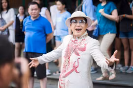 Thanh Bạch ngồi ghế "nóng" cùng Việt Hương 