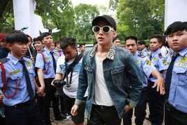 Sơn Tùng M-TP bất ngờ xuất hiện, gặp gỡ người hâm mộ 