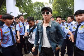 Sơn Tùng M-TP bất ngờ xuất hiện, gặp gỡ người hâm mộ 