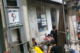 Hà Nội: Giỡn mặt tử thần, thản nhiên sinh hoạt dưới chân trạm biến áp