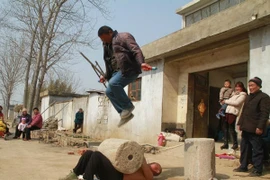 Đặt đá lên bụng cho người khác đứng nhảy dây