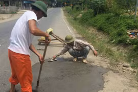Vụ người dân tự lấp "ổ voi" trên quốc lộ: Hành vi tốt nhưng làm hỏng kết cấu đường?