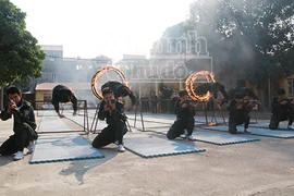 Xem Cảnh sát cơ động Hà Nội "bay" qua vòng lửa