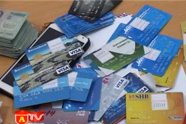 Làm gì để ngăn chặn tội phạm dùng thẻ ATM giả?