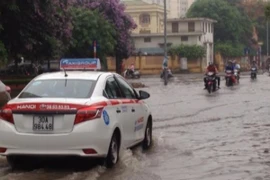 Mưa lớn ảnh hưởng đến giao thông ở một số khu vực nội thành 