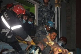 Động đất Nepal: Sống sót thần kỳ sau 82 giờ bị vùi lấp cùng 3 thi thể