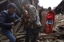 Hàng ngàn người Nepal chạy trốn dư chấn của động đất