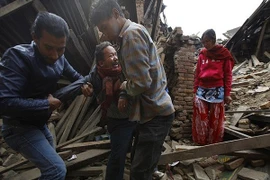 Hàng ngàn người Nepal chạy trốn dư chấn của động đất