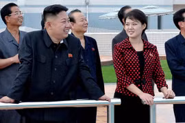 Phu nhân lãnh đạo Kim Jong-un tái xuất cùng chồng