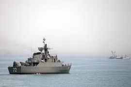 Iran chặn tàu chở hàng, Mỹ vội điều tàu khu trục