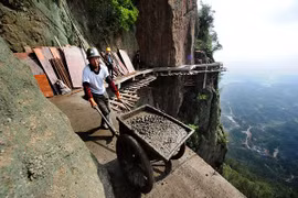 "Bán mạng" xây dựng con đường nguy hiểm nhất Trung Quốc