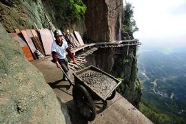 "Bán mạng" xây dựng con đường nguy hiểm nhất Trung Quốc