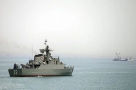 Iran chặn tàu chở hàng, Mỹ vội điều tàu khu trục