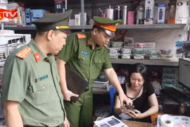 Công an phường Quan Hoa đến tận nhà hướng dẫn người dân góp ý sửa đổi Hiến pháp năm 2013 qua VNeID
