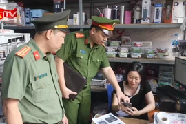 Công an phường Quan Hoa đến tận nhà hướng dẫn người dân góp ý sửa đổi Hiến pháp năm 2013 qua VNeID