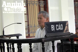 Ông lão 64 tuổi giở trò đồi bại với bé gái 11 tuổi