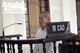 Ông lão 64 tuổi giở trò đồi bại với bé gái 11 tuổi