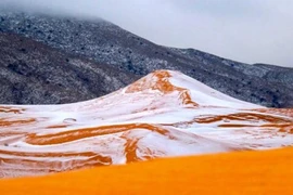 Khó tin nhưng có thật: Tuyết rơi trắng xóa tại sa mạc Sahara