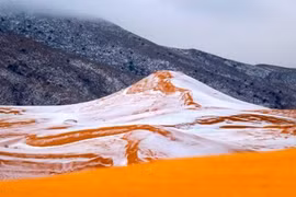 Khó tin nhưng có thật: Tuyết rơi trắng xóa tại sa mạc Sahara