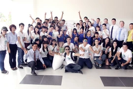 Nghệ sĩ Việt hào hứng gom từng túi gạo nhỏ làm từ thiện