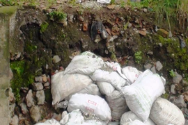 Có kẻ lén đổ 20 bao chất thải nguy hại ở khu dân cư