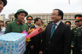 Bí thư Thành ủy Hoàng Trung Hải động viên tân binh huyện Ba Vì nhập ngũ