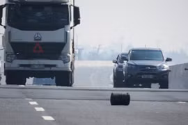 Ôtô nổ lốp trên cao tốc Hà Nội- Hải Phòng, tài xế tử nạn