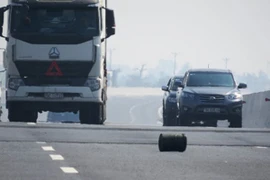 Ôtô nổ lốp trên cao tốc Hà Nội- Hải Phòng, tài xế tử nạn