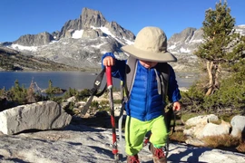 Cậu bé chưa đầy 2 tuổi vừa leo núi, vừa đi bộ... 483 km 