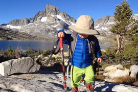 Cậu bé chưa đầy 2 tuổi vừa leo núi, vừa đi bộ... 483 km 