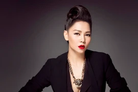 Thu Minh hững hờ khoe vòng 1 quyến rũ