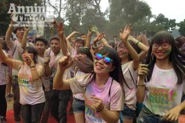 Giới trẻ Hà Thành thích thú với đường chạy đầy sắc màu