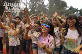 Giới trẻ Hà Thành thích thú với đường chạy đầy sắc màu