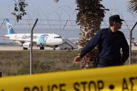 Những hình ảnh mới nhất từ hiện trường vụ máy bay bị bắt cóc