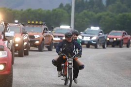 "Chê" xe địa hình đẳng cấp, Tiến Đạt xuất hiện cùng xe cổ mobylette