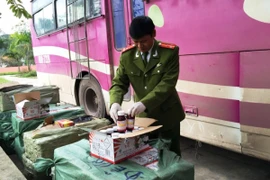 Học sinh lớp 8 bơm thuốc thực vật vào bình nước ở lớp để hại bạn 