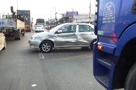 Va chạm container, ô tô 4 chỗ xoay ngang