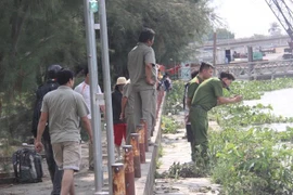 Người thân khóc ngất cạnh thi thể người đàn ông trôi sông