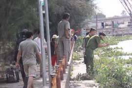 Người thân khóc ngất cạnh thi thể người đàn ông trôi sông