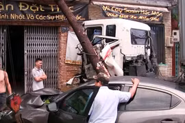 Xe container ủi nhiều phương tiện, bé trai 3 tuổi tử vong